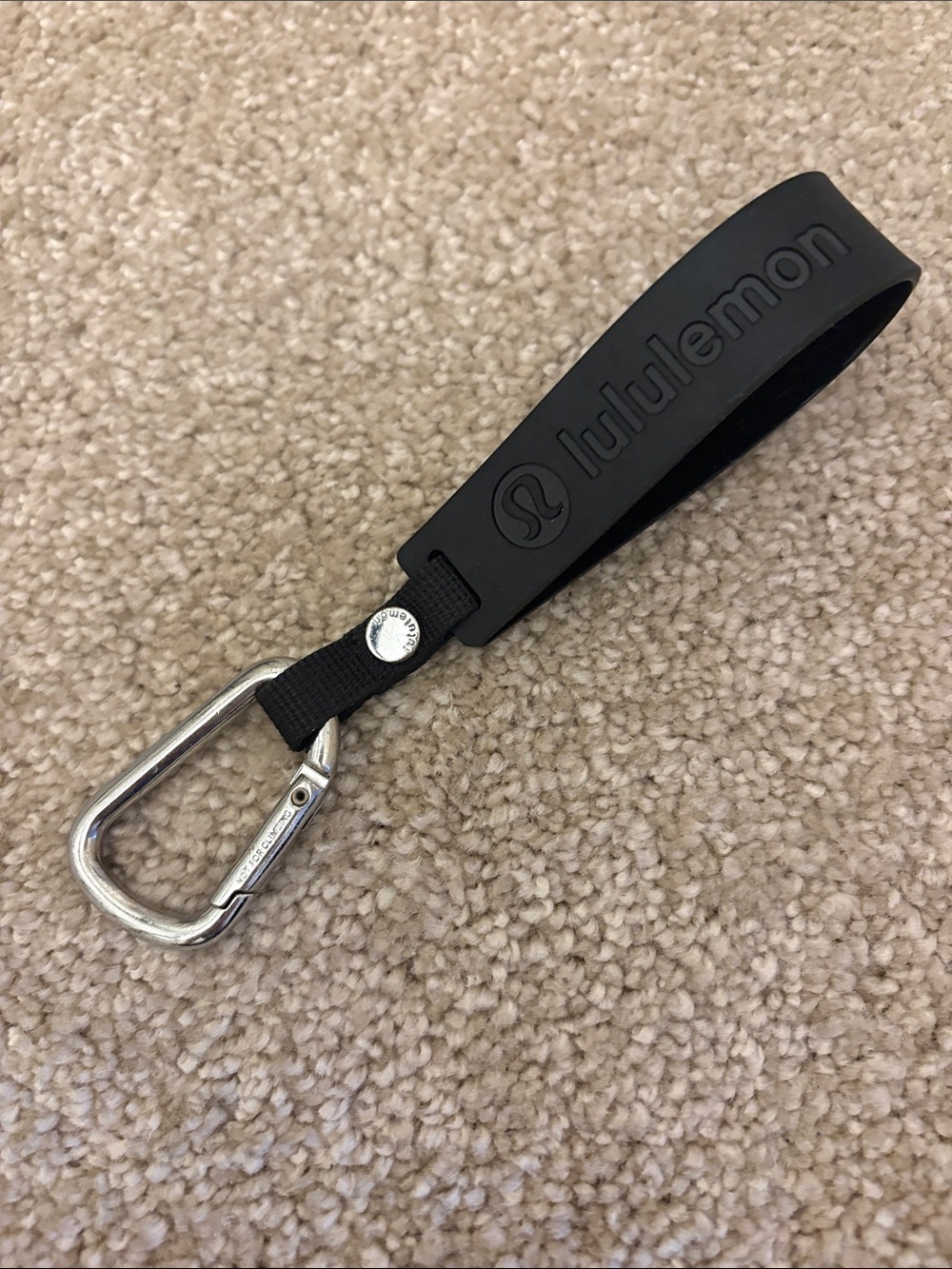 lululemon black silicone key strap with silver carabiner